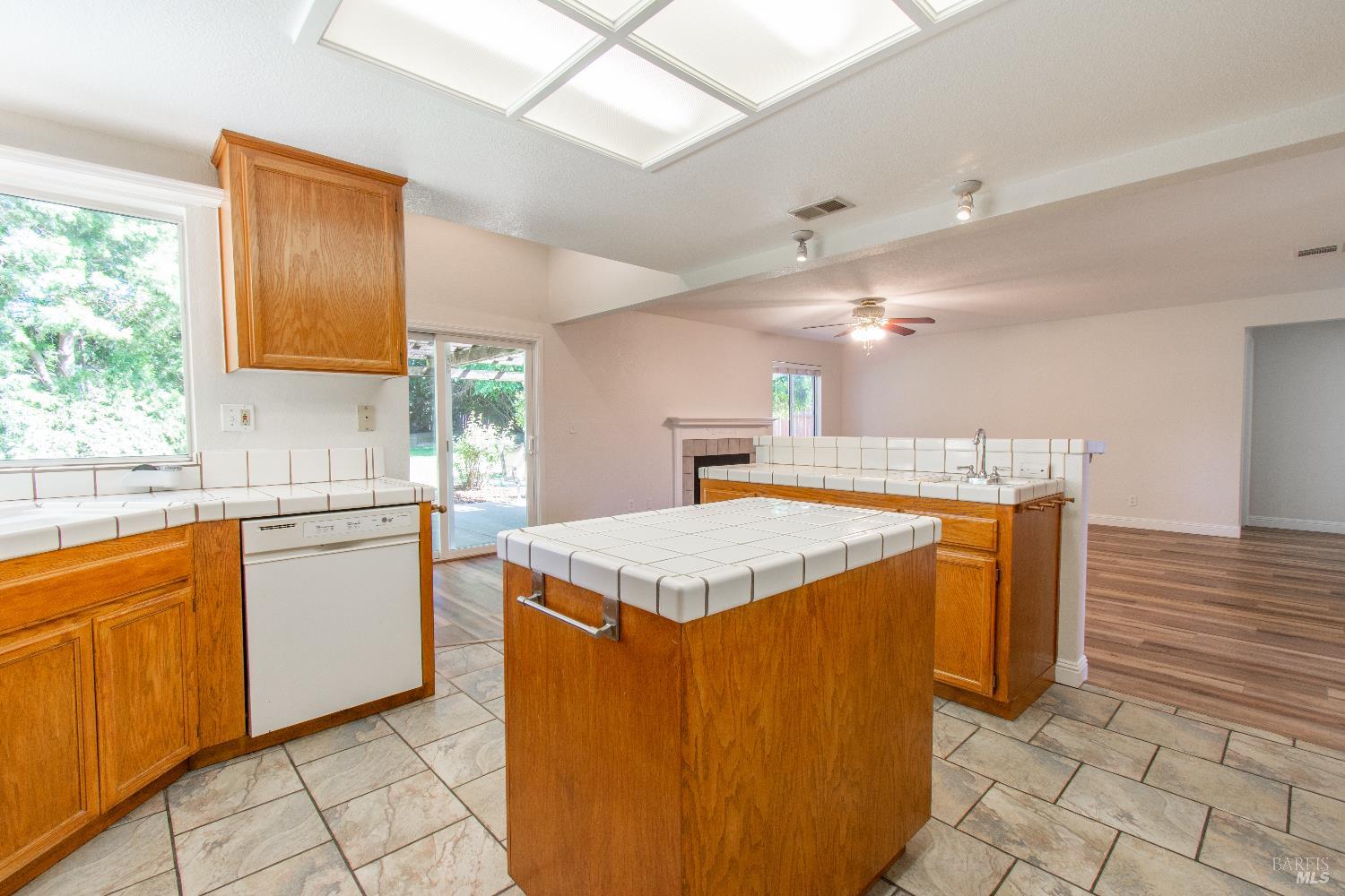 Detail Gallery Image 11 of 40 For 250 Carpenter Ct, Dixon,  CA 95620 - 5 Beds | 2/1 Baths