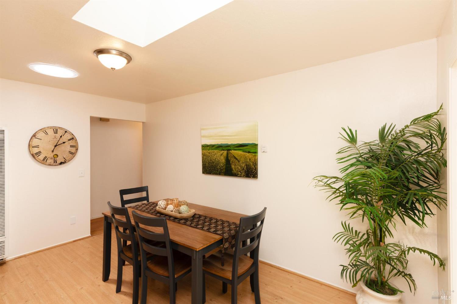 Detail Gallery Image 10 of 24 For 556 Baron Dr, Rohnert Park,  CA 94928 - 4 Beds | 2 Baths