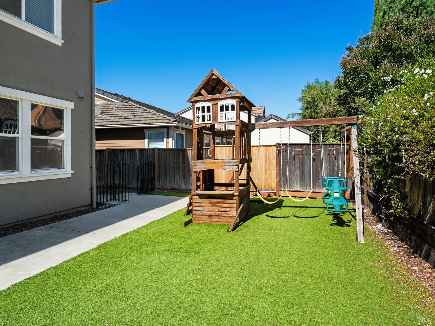 Detail Gallery Image 10 of 72 For 630 Purple Martin Dr, Vacaville,  CA 95687 - 5 Beds | 3/1 Baths