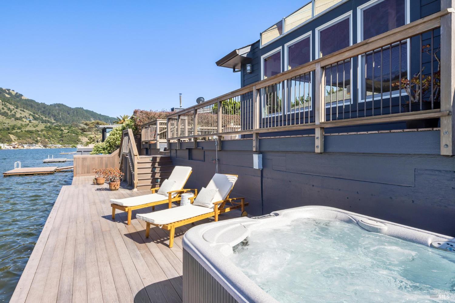 Detail Gallery Image 20 of 23 For 189 Seadrift Rd, Stinson Beach,  CA 94970 - 3 Beds | 3 Baths