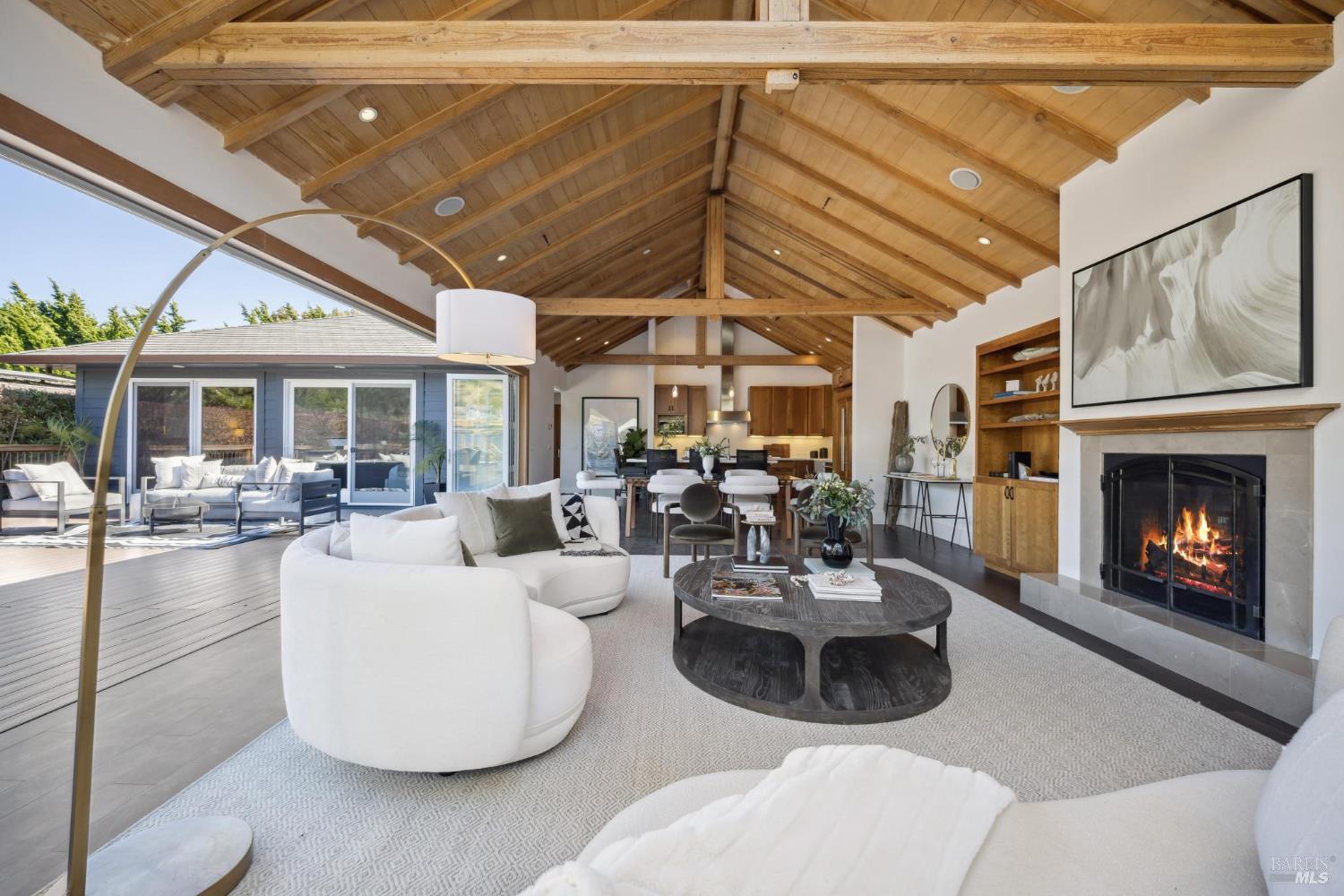 Detail Gallery Image 3 of 23 For 189 Seadrift Rd, Stinson Beach,  CA 94970 - 3 Beds | 3 Baths