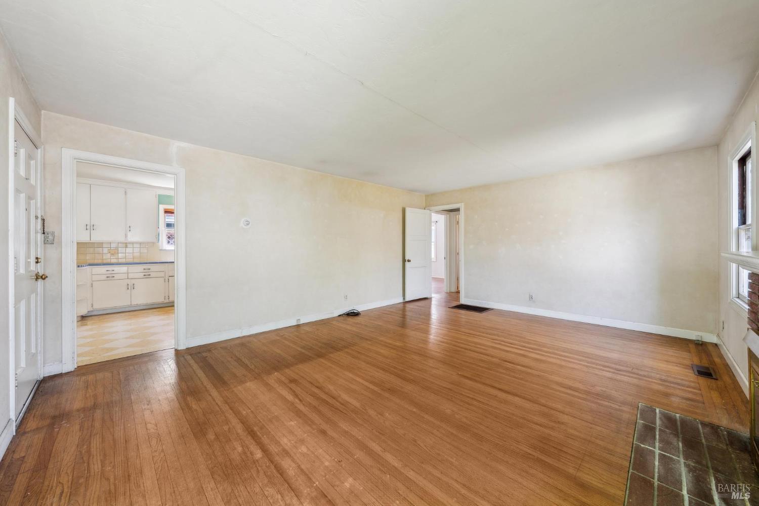 Detail Gallery Image 7 of 33 For 608 Mountain View Ave, Petaluma,  CA 94952 - 2 Beds | 1 Baths