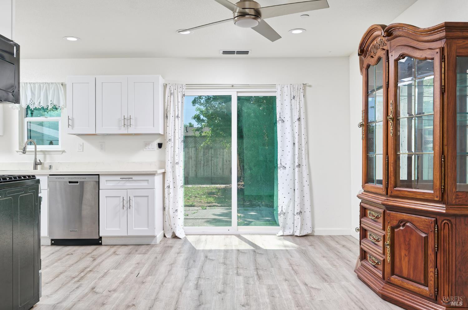 Detail Gallery Image 7 of 19 For 1282 Lindberg Ln, Petaluma,  CA 94954 - 4 Beds | 1/1 Baths