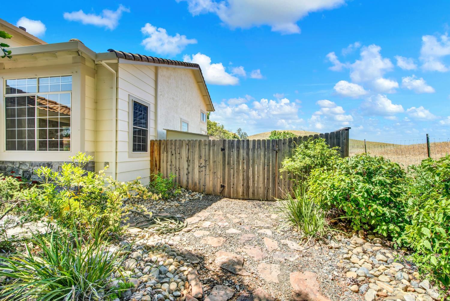 Detail Gallery Image 8 of 80 For 3327 Colonial Ct, Fairfield,  CA 94534 - 4 Beds | 3 Baths