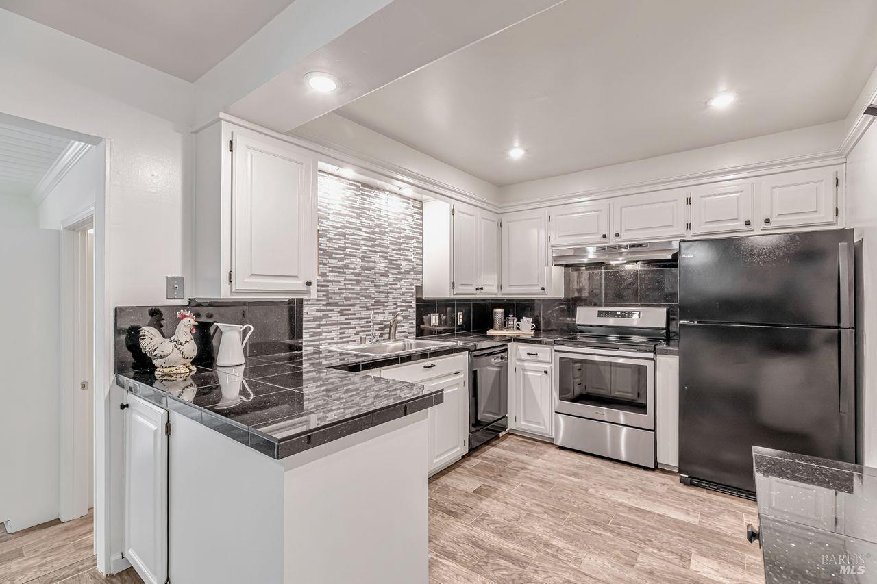 Detail Gallery Image 3 of 43 For 347 Major Dr, Santa Rosa,  CA 95403 - 3 Beds | 2 Baths
