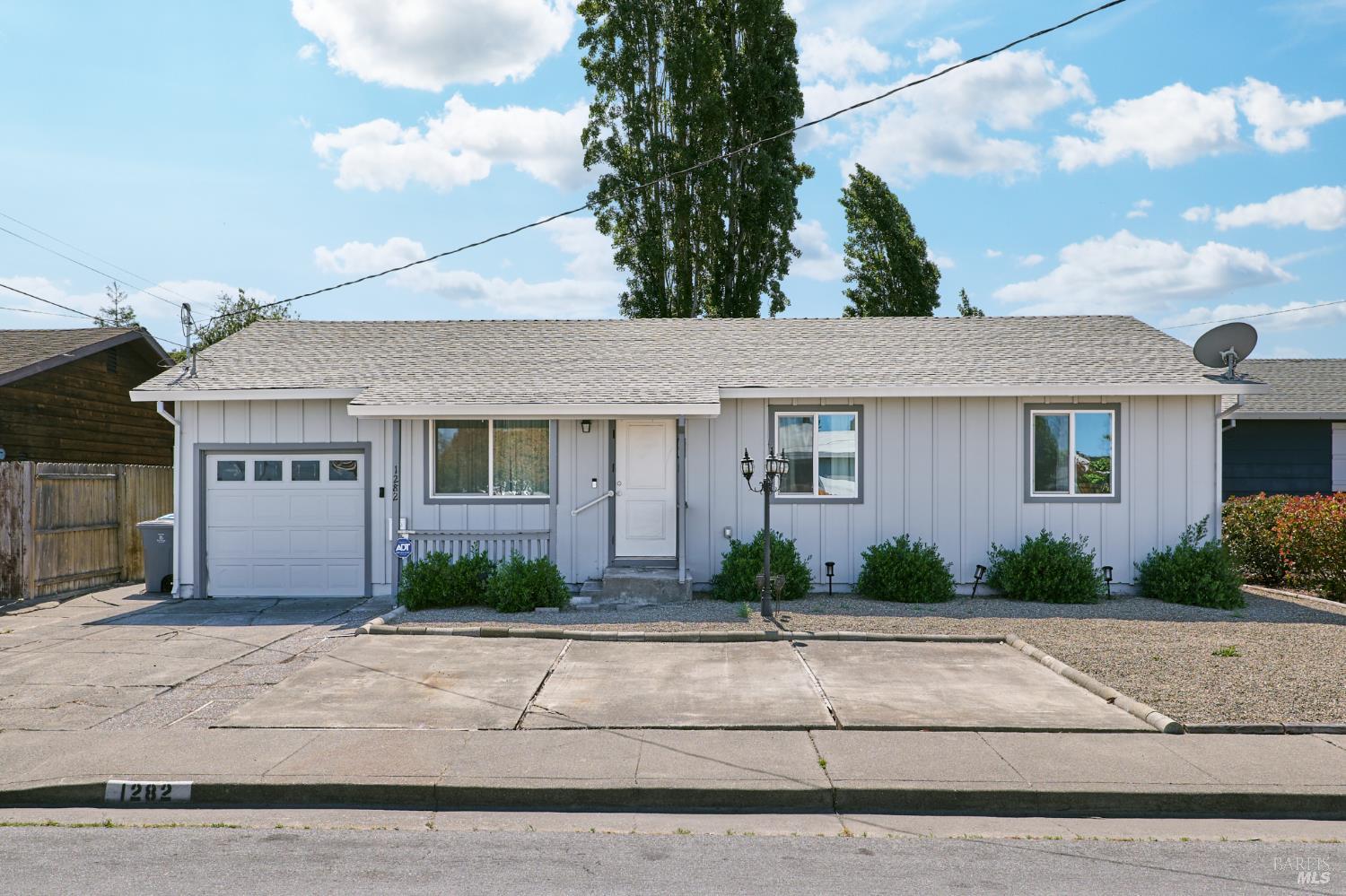 Detail Gallery Image 1 of 19 For 1282 Lindberg Ln, Petaluma,  CA 94954 - 4 Beds | 1/1 Baths