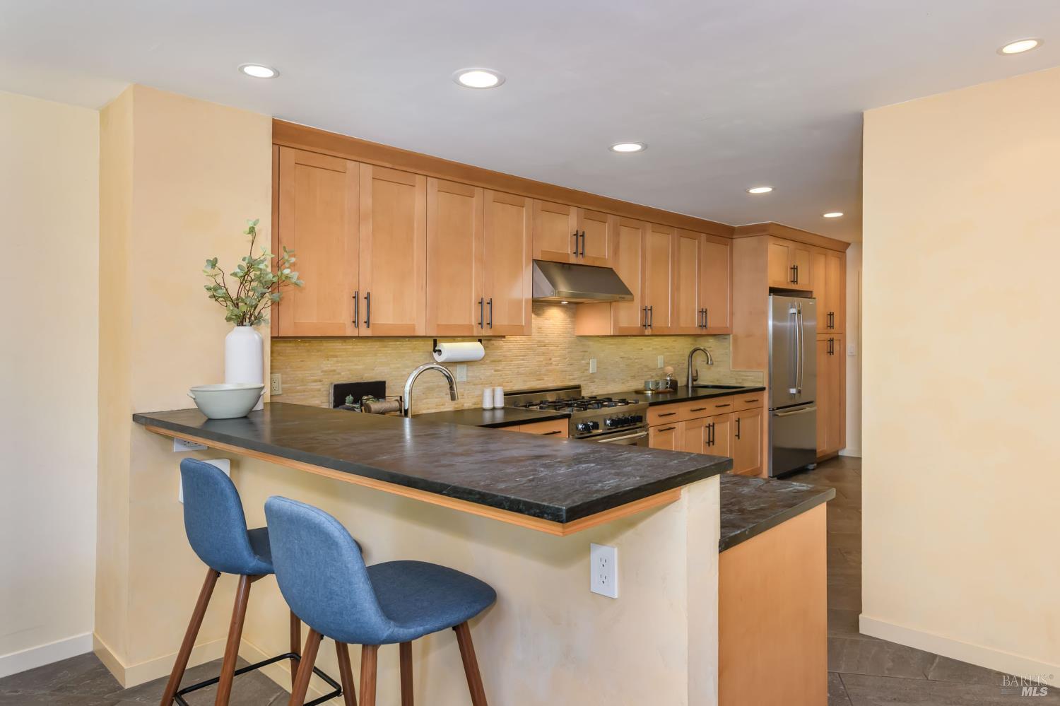 Detail Gallery Image 11 of 50 For 1721 Northstar Dr, Petaluma,  CA 94954 - 3 Beds | 2/1 Baths