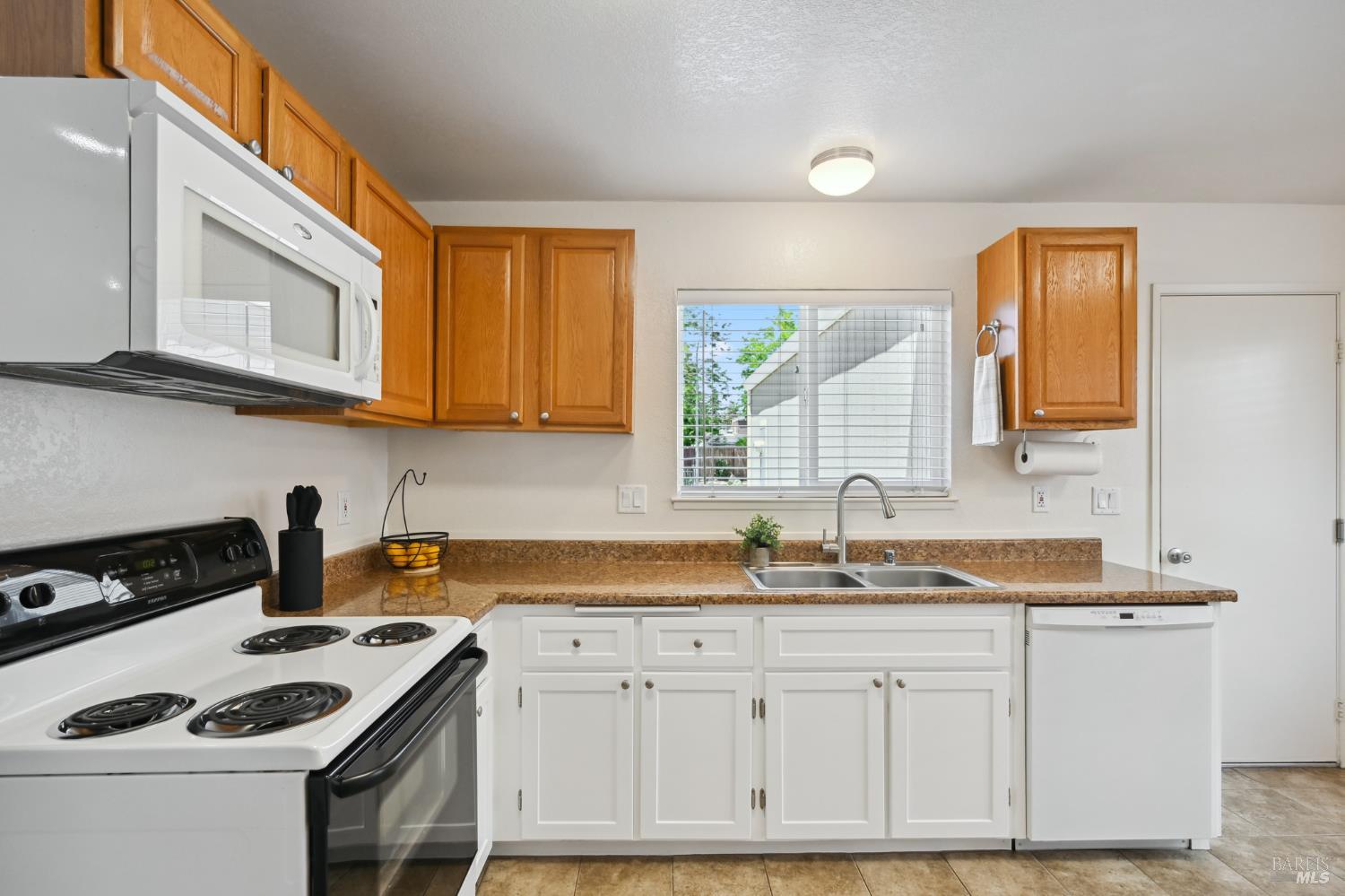 Detail Gallery Image 14 of 39 For 1408 Serpilio Way, Petaluma,  CA 94954 - 3 Beds | 2 Baths