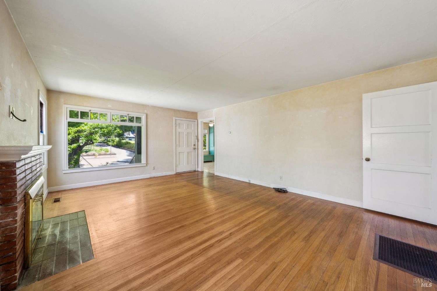 Detail Gallery Image 8 of 33 For 608 Mountain View Ave, Petaluma,  CA 94952 - 2 Beds | 1 Baths