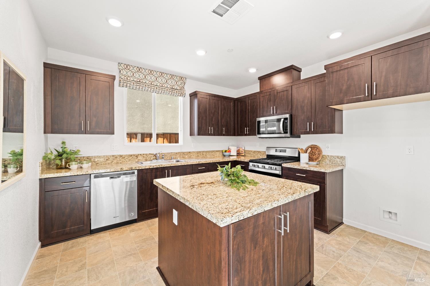Detail Gallery Image 14 of 42 For 1365 Melvin Jordan Ln, Fairfield,  CA 94533 - 4 Beds | 2/1 Baths