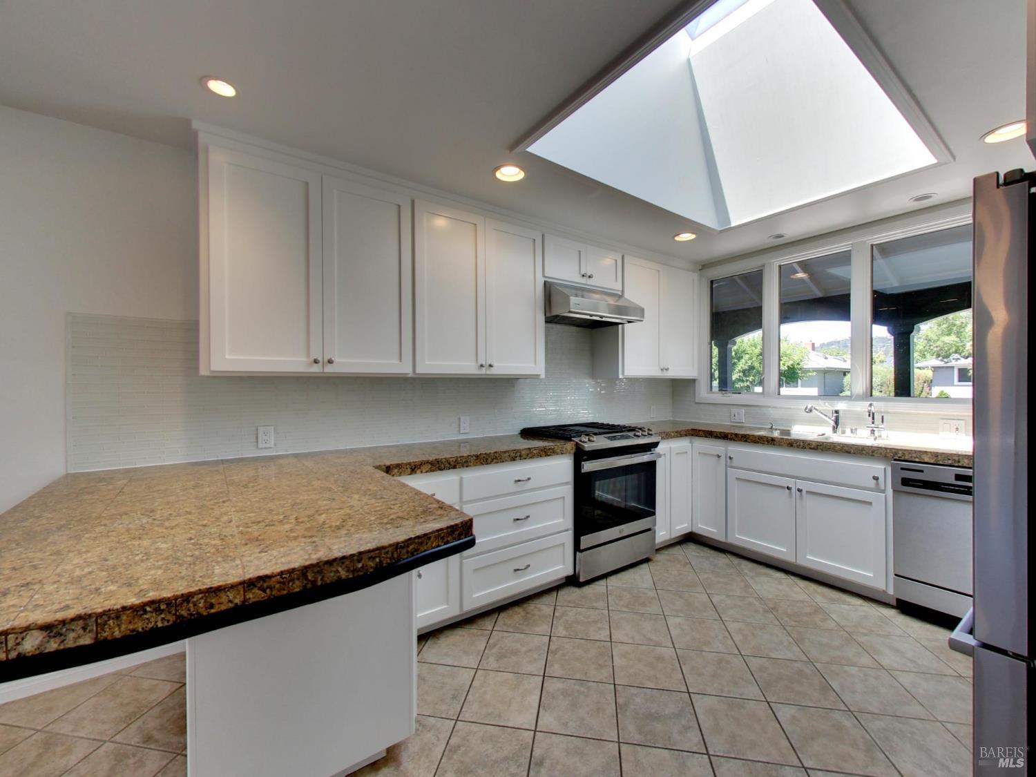 Detail Gallery Image 9 of 36 For 19 Dartmouth Dr, Larkspur,  CA 94939 - 3 Beds | 2 Baths