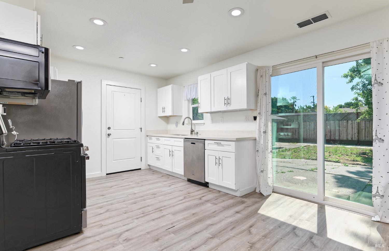 Detail Gallery Image 9 of 19 For 1282 Lindberg Ln, Petaluma,  CA 94954 - 4 Beds | 1/1 Baths