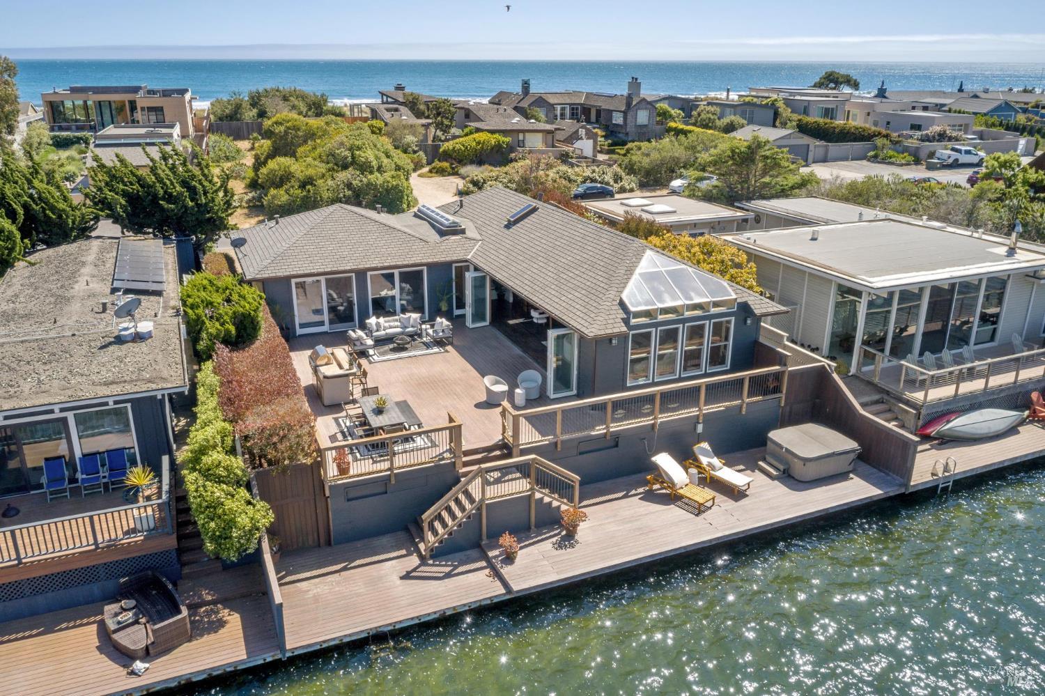 Detail Gallery Image 1 of 23 For 189 Seadrift Rd, Stinson Beach,  CA 94970 - 3 Beds | 3 Baths