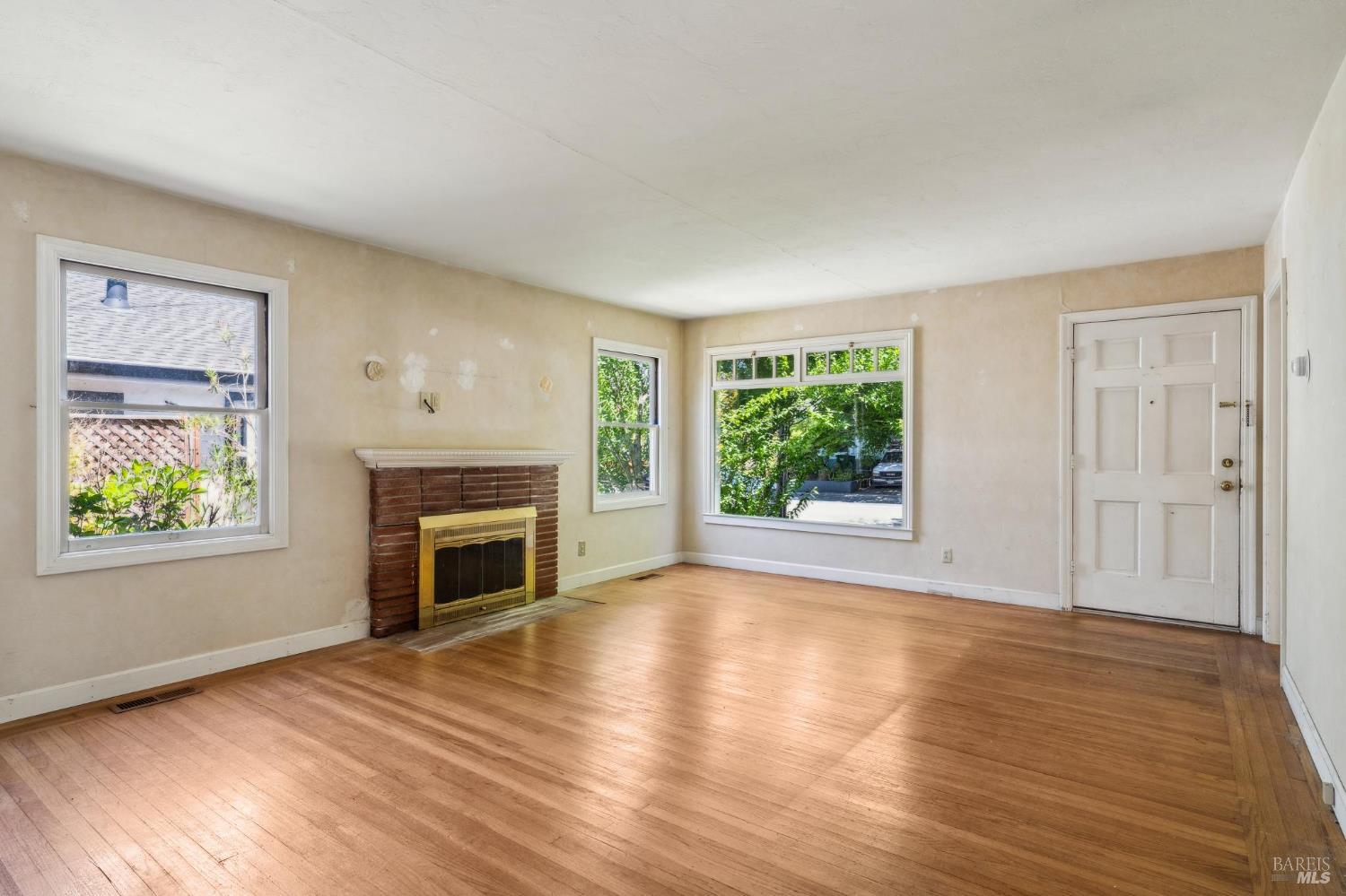 Detail Gallery Image 4 of 33 For 608 Mountain View Ave, Petaluma,  CA 94952 - 2 Beds | 1 Baths