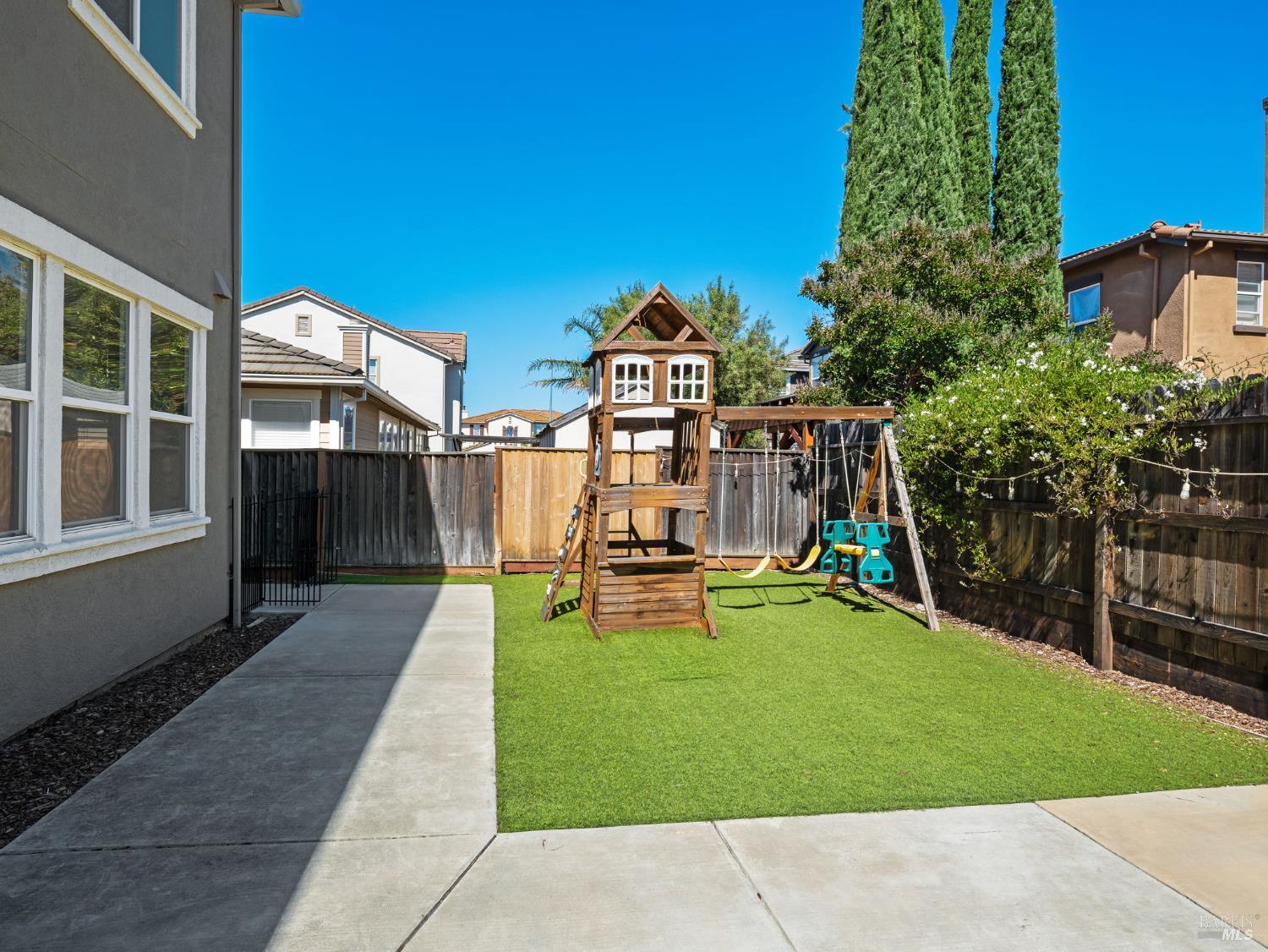 Detail Gallery Image 11 of 72 For 630 Purple Martin Dr, Vacaville,  CA 95687 - 5 Beds | 3/1 Baths