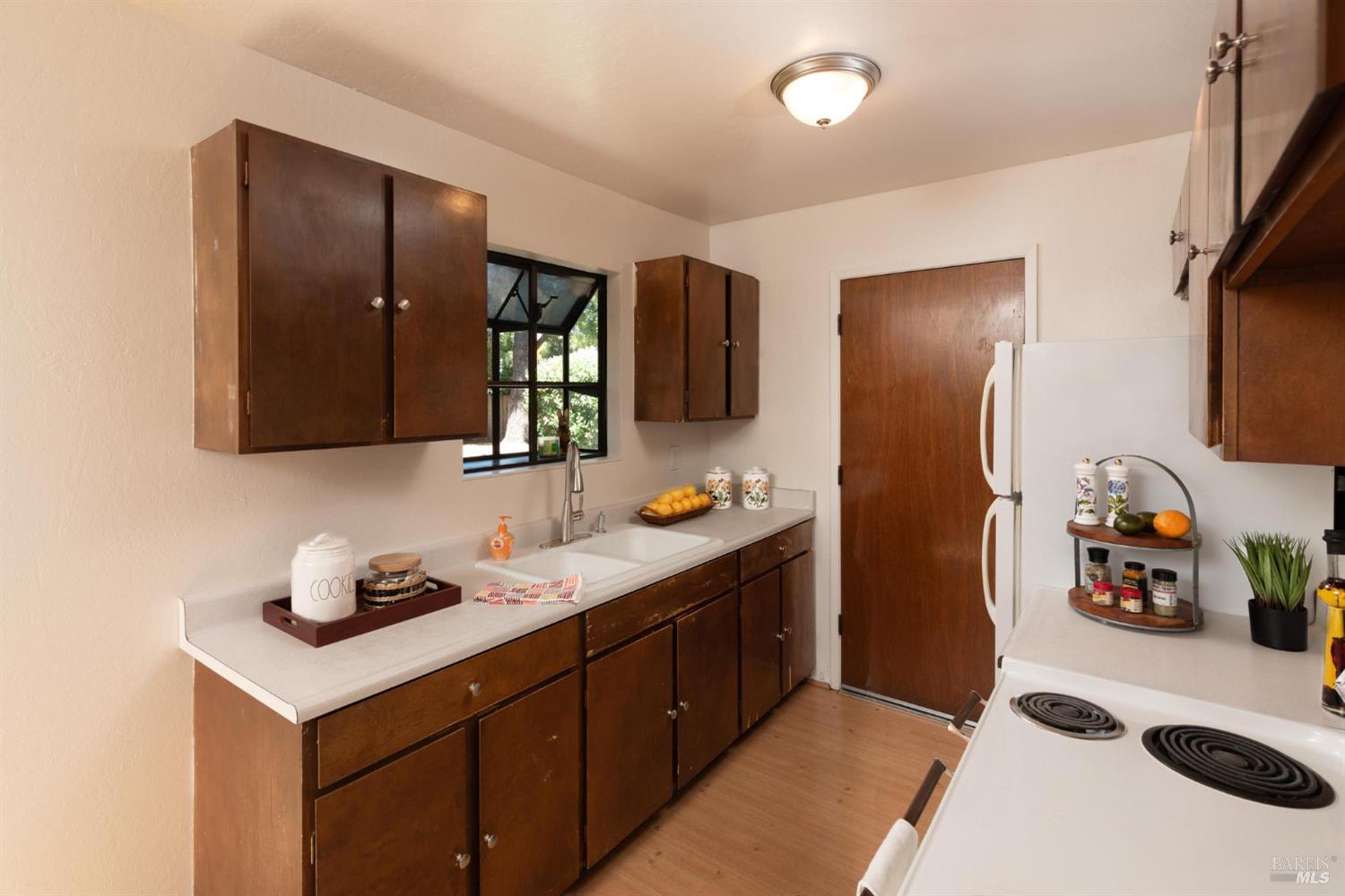 Detail Gallery Image 9 of 24 For 556 Baron Dr, Rohnert Park,  CA 94928 - 4 Beds | 2 Baths