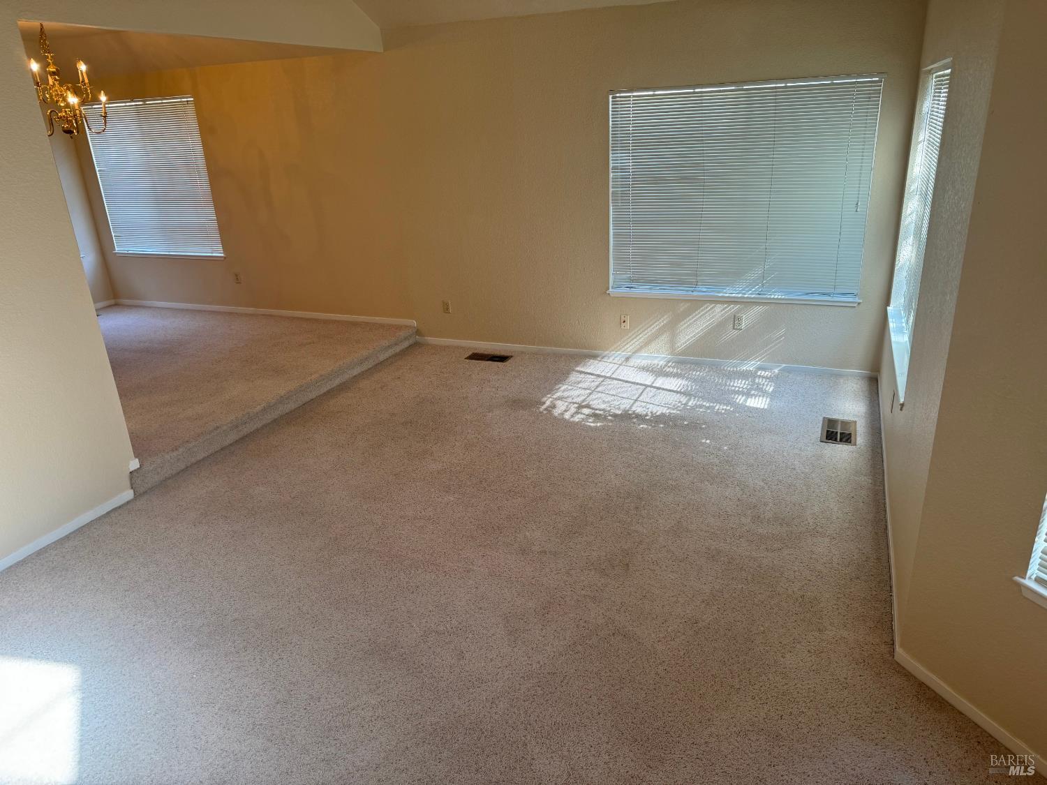 Detail Gallery Image 9 of 11 For 1868 Kolob Dr, Fairfield,  CA 94534 - 5 Beds | 3 Baths