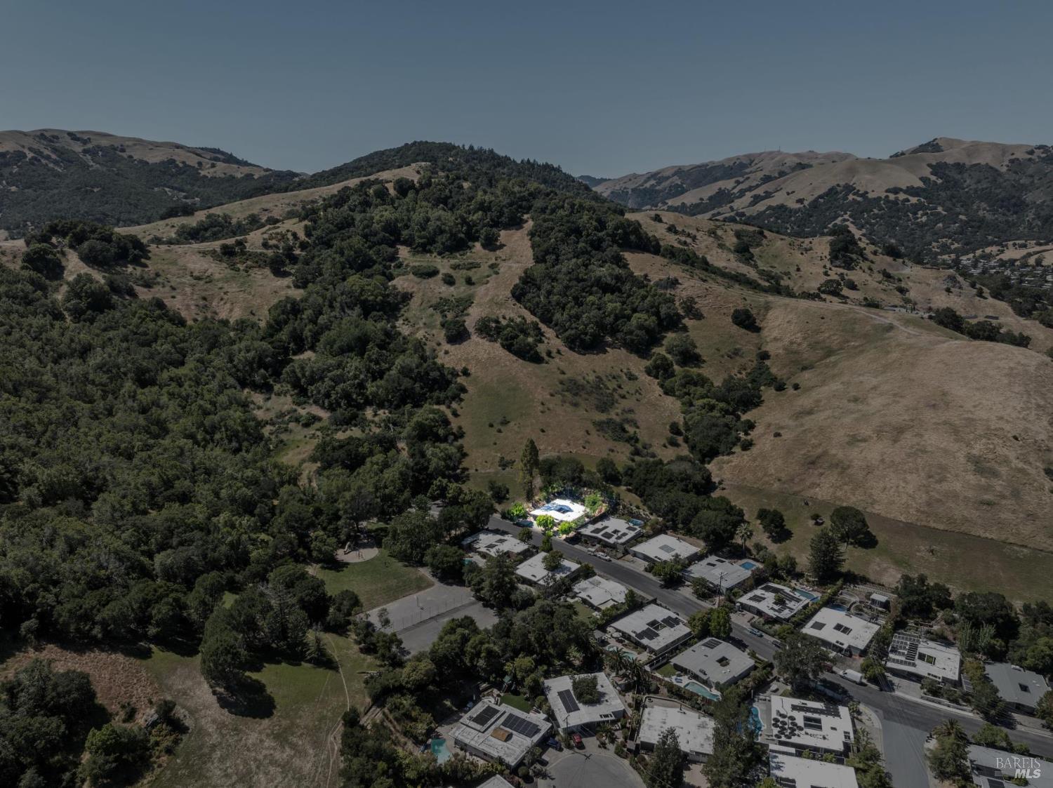 Detail Gallery Image 6 of 52 For 100 De La Guerra Rd, San Rafael,  CA 94903 - 4 Beds | 2 Baths