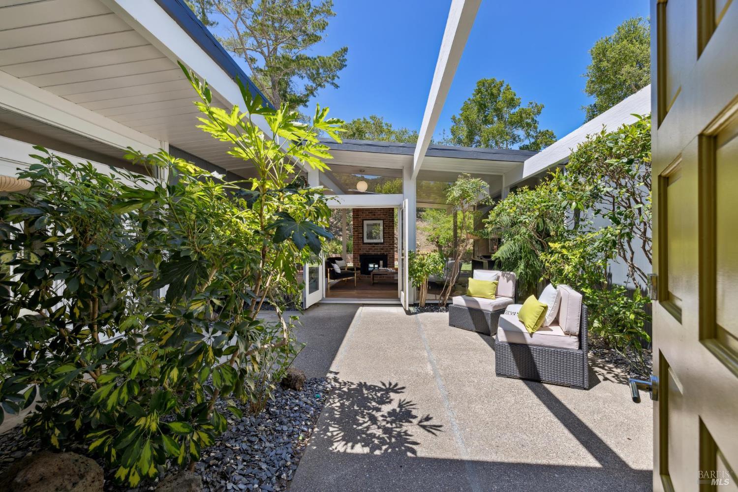 Detail Gallery Image 15 of 52 For 100 De La Guerra Rd, San Rafael,  CA 94903 - 4 Beds | 2 Baths
