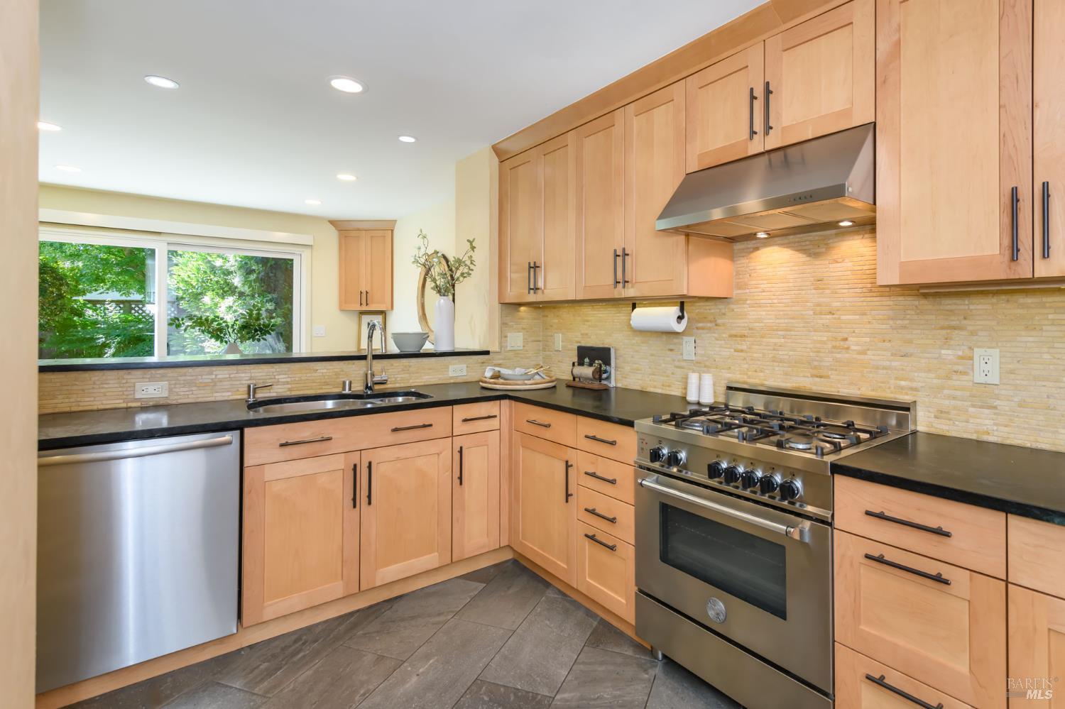 Detail Gallery Image 29 of 50 For 1721 Northstar Dr, Petaluma,  CA 94954 - 3 Beds | 2/1 Baths
