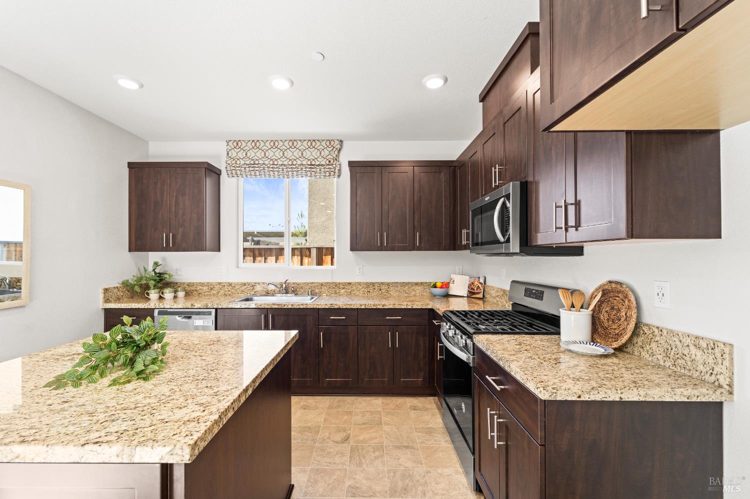 Detail Gallery Image 15 of 42 For 1365 Melvin Jordan Ln, Fairfield,  CA 94533 - 4 Beds | 2/1 Baths