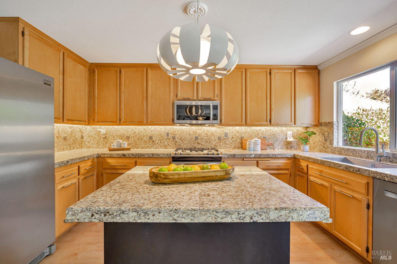 Detail Gallery Image 14 of 44 For 119 Philip Dr, Healdsburg,  CA 95448 - 4 Beds | 2/1 Baths