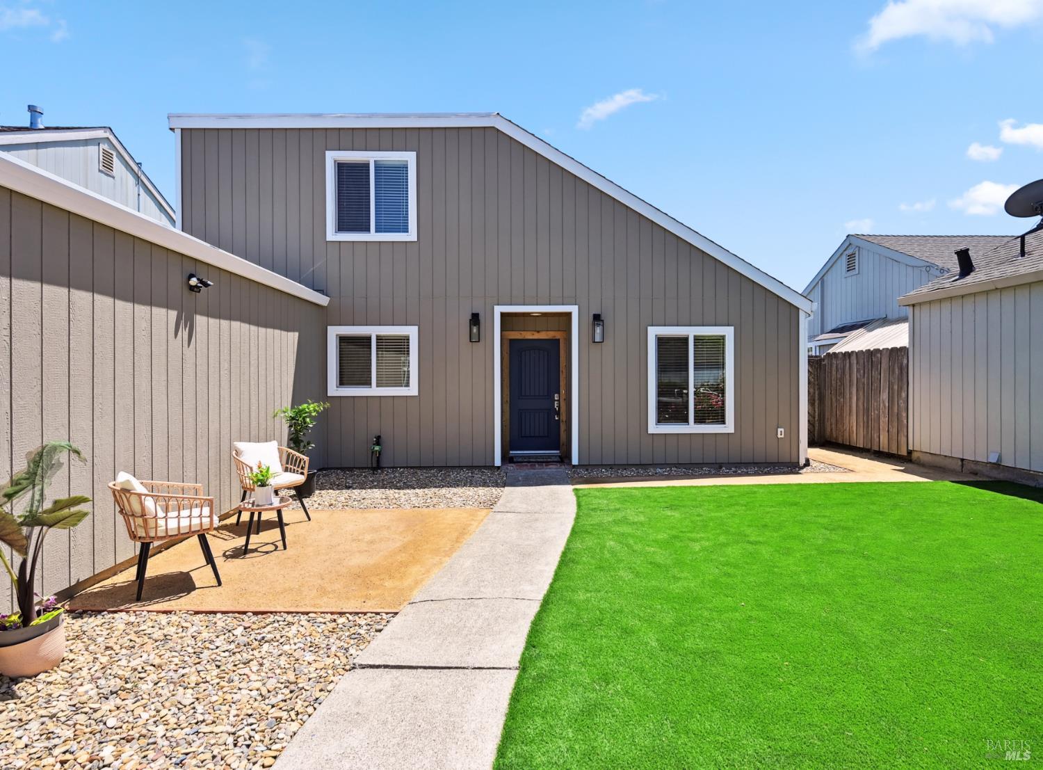 Detail Gallery Image 3 of 39 For 1408 Serpilio Way, Petaluma,  CA 94954 - 3 Beds | 2 Baths