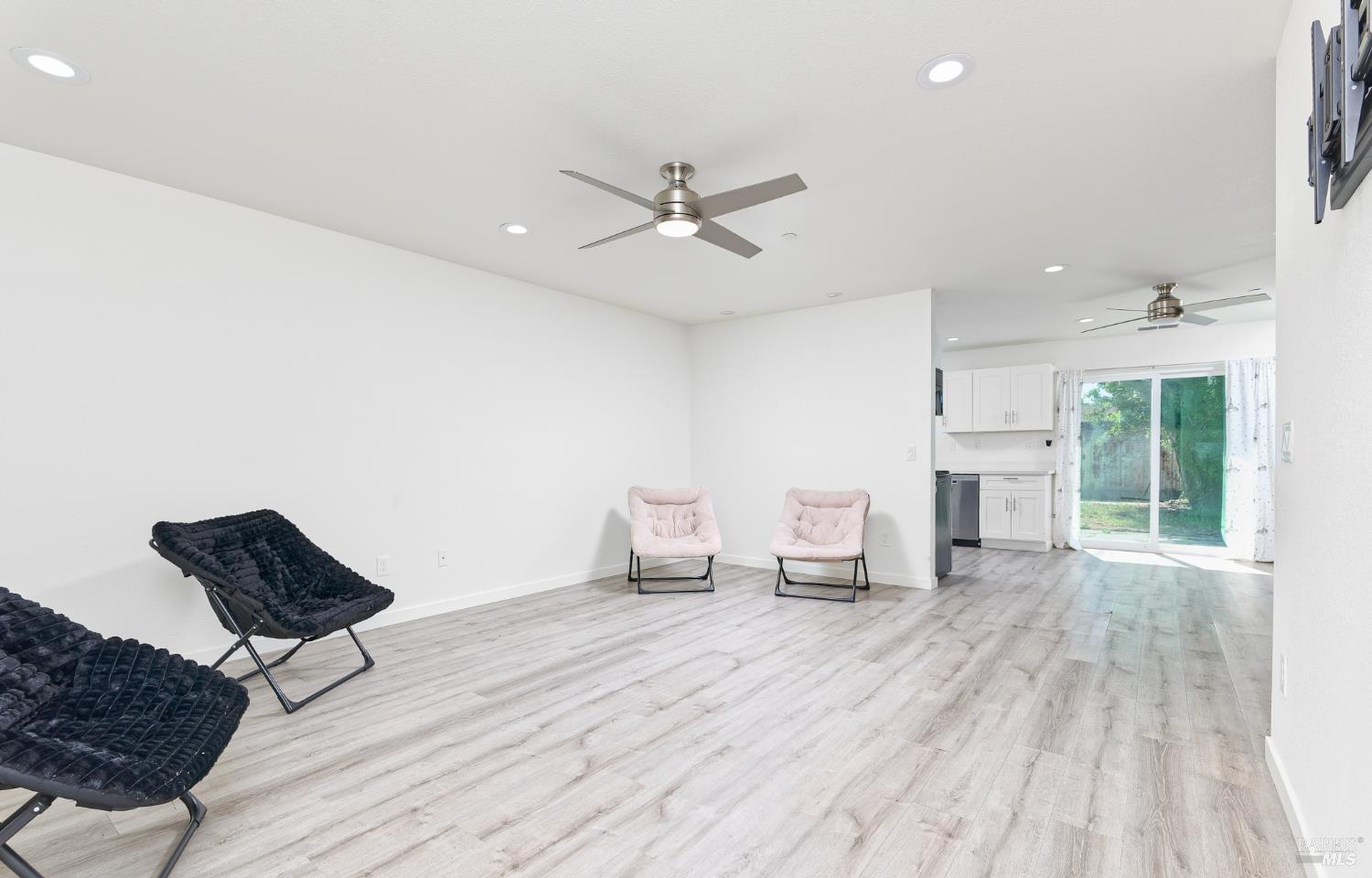 Detail Gallery Image 4 of 19 For 1282 Lindberg Ln, Petaluma,  CA 94954 - 4 Beds | 1/1 Baths