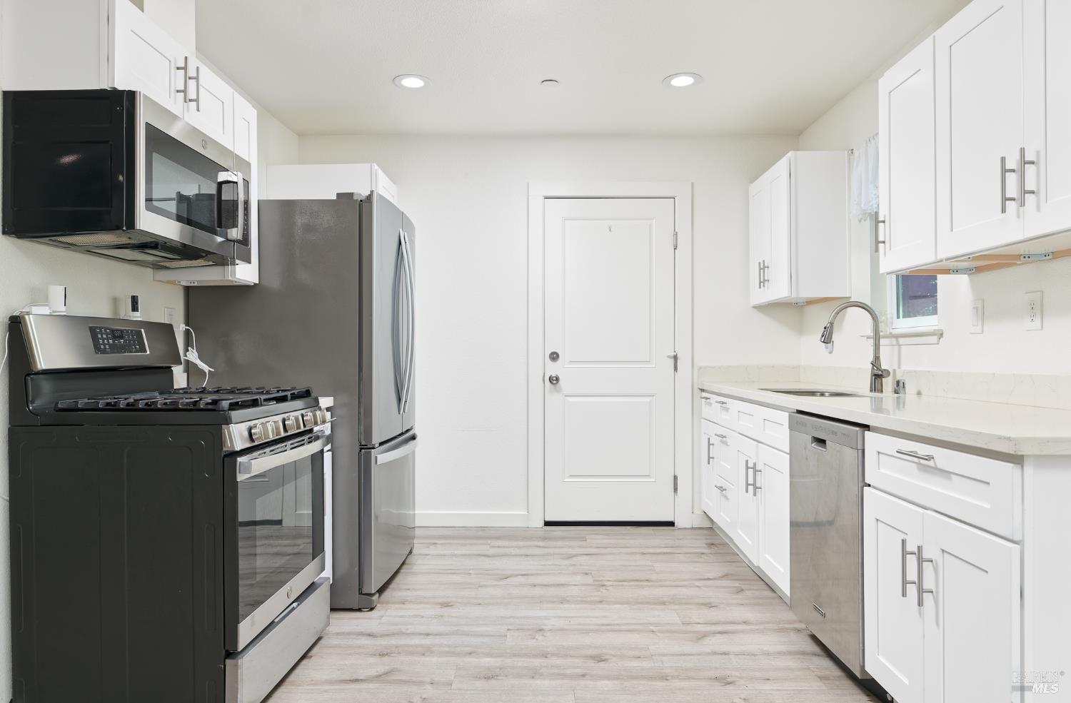 Detail Gallery Image 10 of 19 For 1282 Lindberg Ln, Petaluma,  CA 94954 - 4 Beds | 1/1 Baths