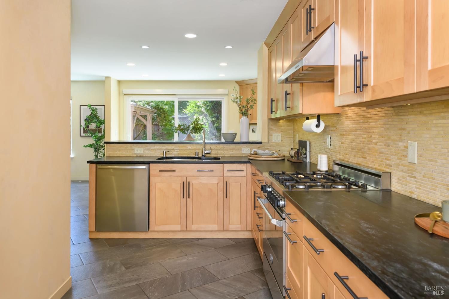 Detail Gallery Image 28 of 50 For 1721 Northstar Dr, Petaluma,  CA 94954 - 3 Beds | 2/1 Baths