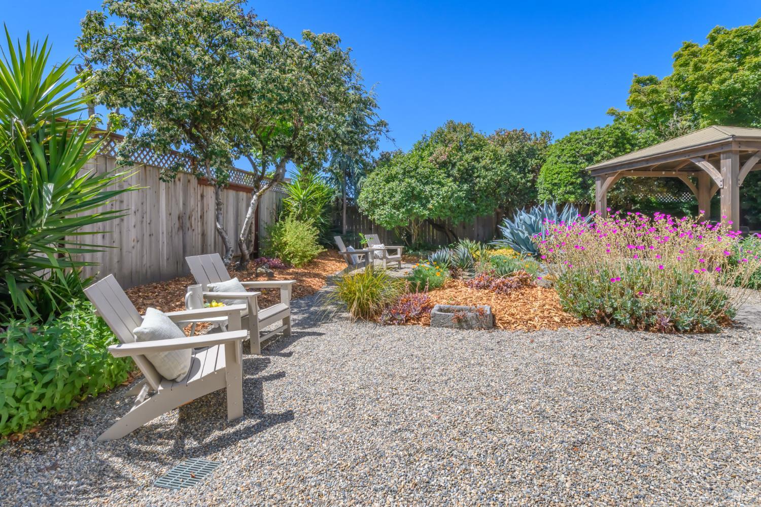 Detail Gallery Image 19 of 50 For 1721 Northstar Dr, Petaluma,  CA 94954 - 3 Beds | 2/1 Baths