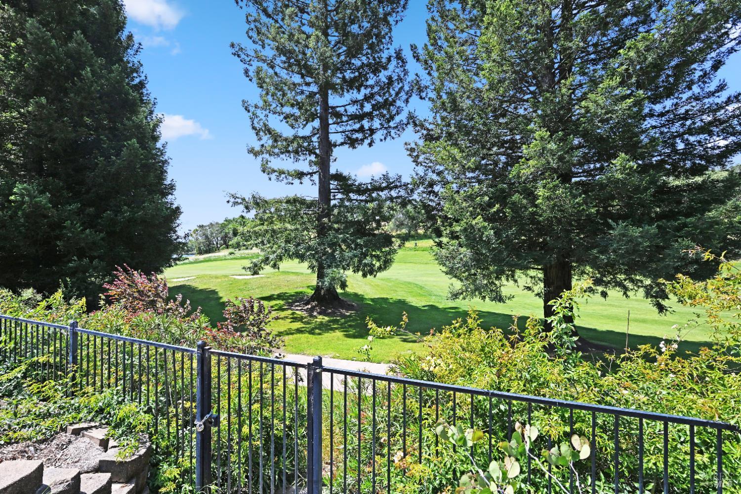 Detail Gallery Image 28 of 56 For 4966 Lakepointe Cir, Santa Rosa,  CA 95403 - 5 Beds | 3/1 Baths