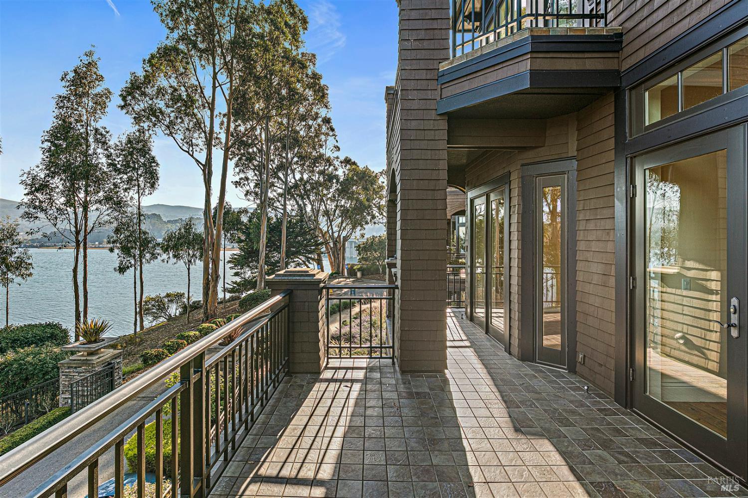 Detail Gallery Image 5 of 33 For 44 De Silva Island Dr, Mill Valley,  CA 94941 - 3 Beds | 2/1 Baths