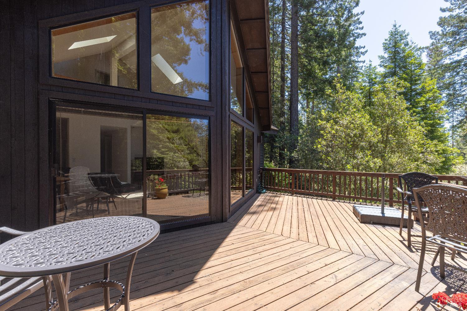 Detail Gallery Image 4 of 44 For 22111 Umland Cir, Jenner,  CA 95450 - 3 Beds | 2 Baths