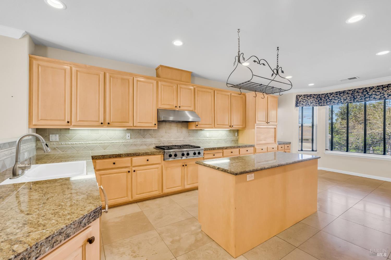 Detail Gallery Image 21 of 58 For 3431 Terra Linda Dr, Santa Rosa,  CA 95404 - 3 Beds | 3/1 Baths