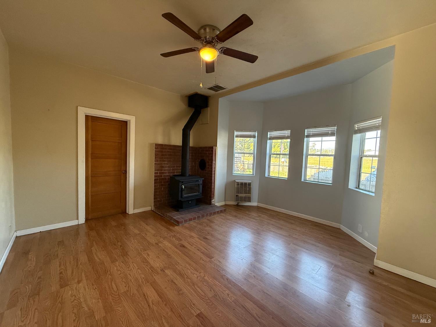 Detail Gallery Image 4 of 24 For 517 S Lincoln St, Fort Bragg,  CA 95437 - 3 Beds | 1 Baths