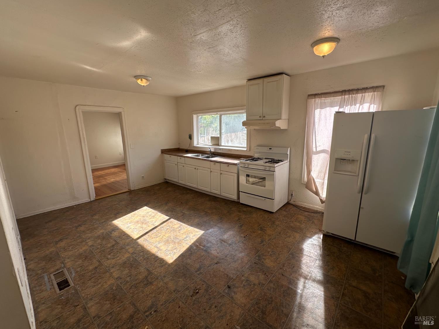 Detail Gallery Image 14 of 27 For 942 Benicia Rd, Vallejo,  CA 94591 - 3 Beds | 1/1 Baths