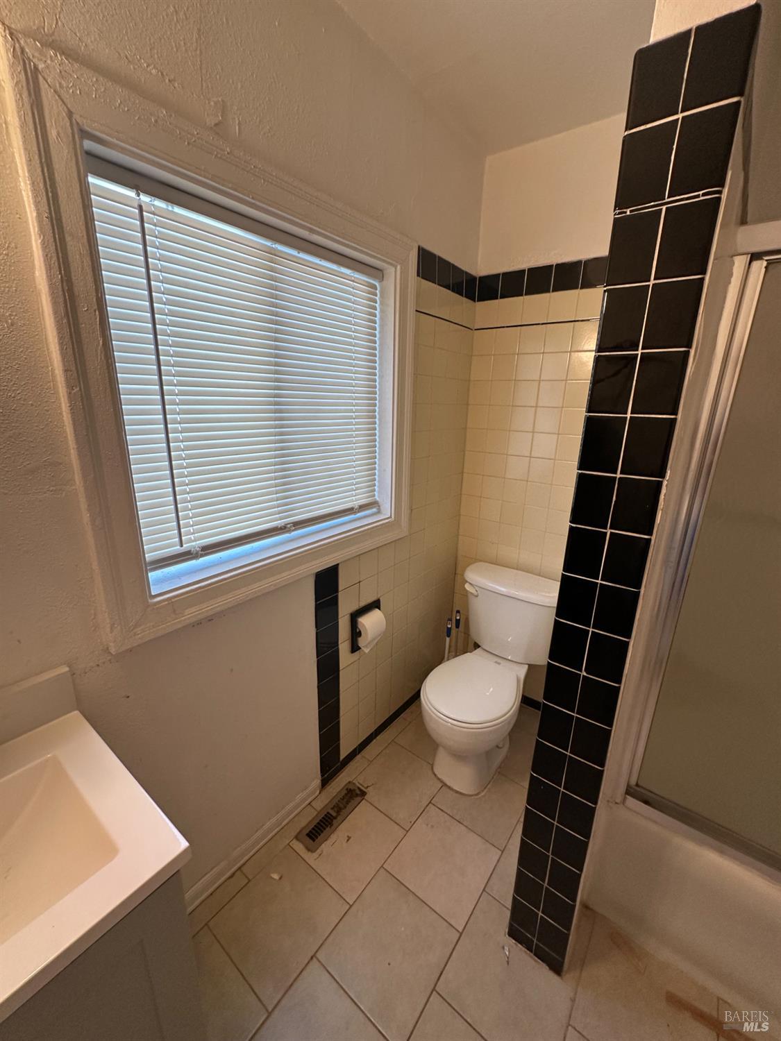 Detail Gallery Image 11 of 27 For 942 Benicia Rd, Vallejo,  CA 94591 - 3 Beds | 1/1 Baths