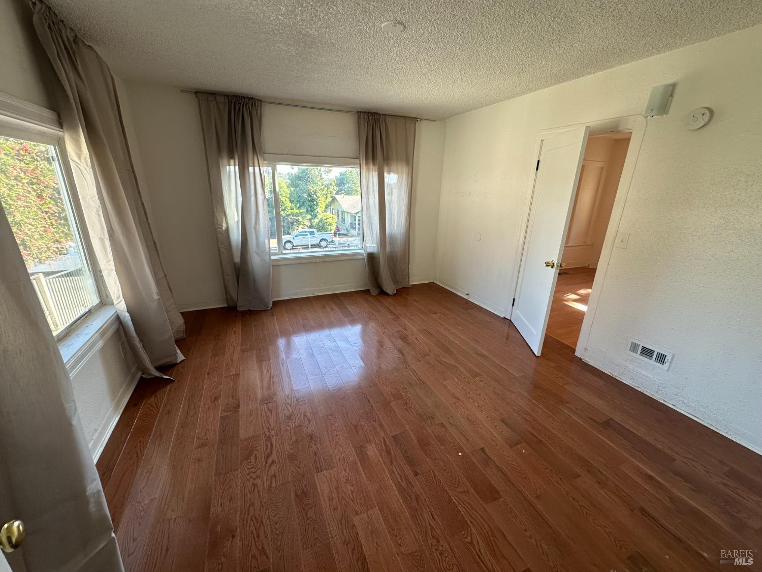 Detail Gallery Image 8 of 27 For 942 Benicia Rd, Vallejo,  CA 94591 - 3 Beds | 1/1 Baths