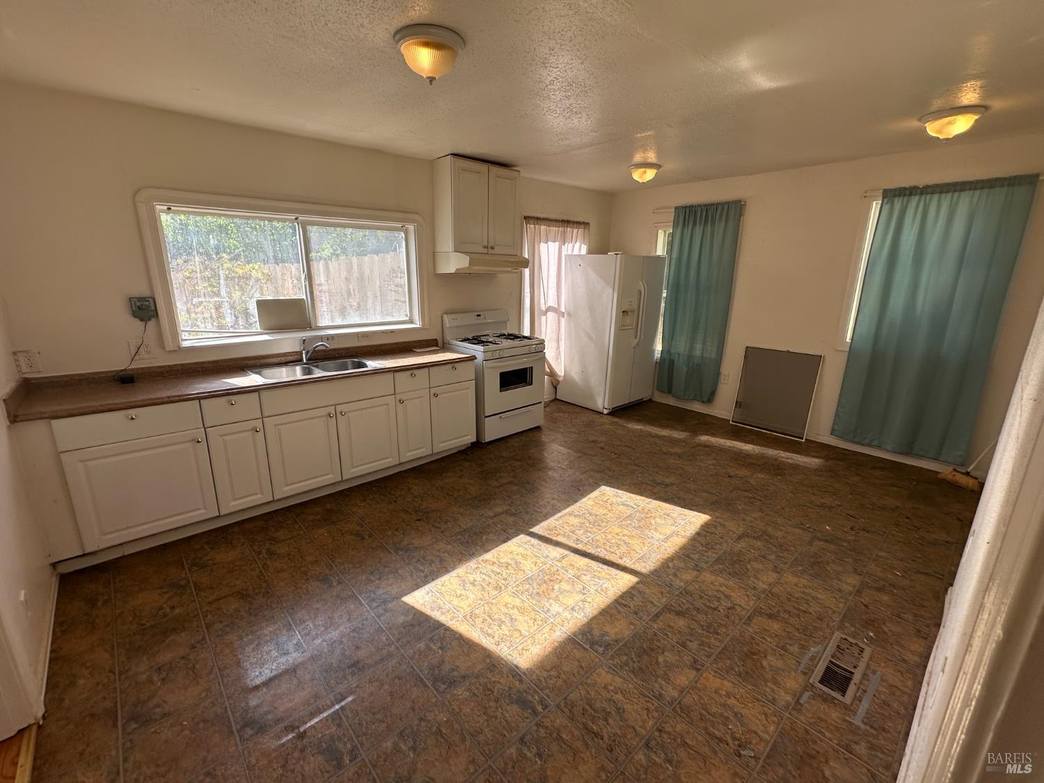 Detail Gallery Image 13 of 27 For 942 Benicia Rd, Vallejo,  CA 94591 - 3 Beds | 1/1 Baths