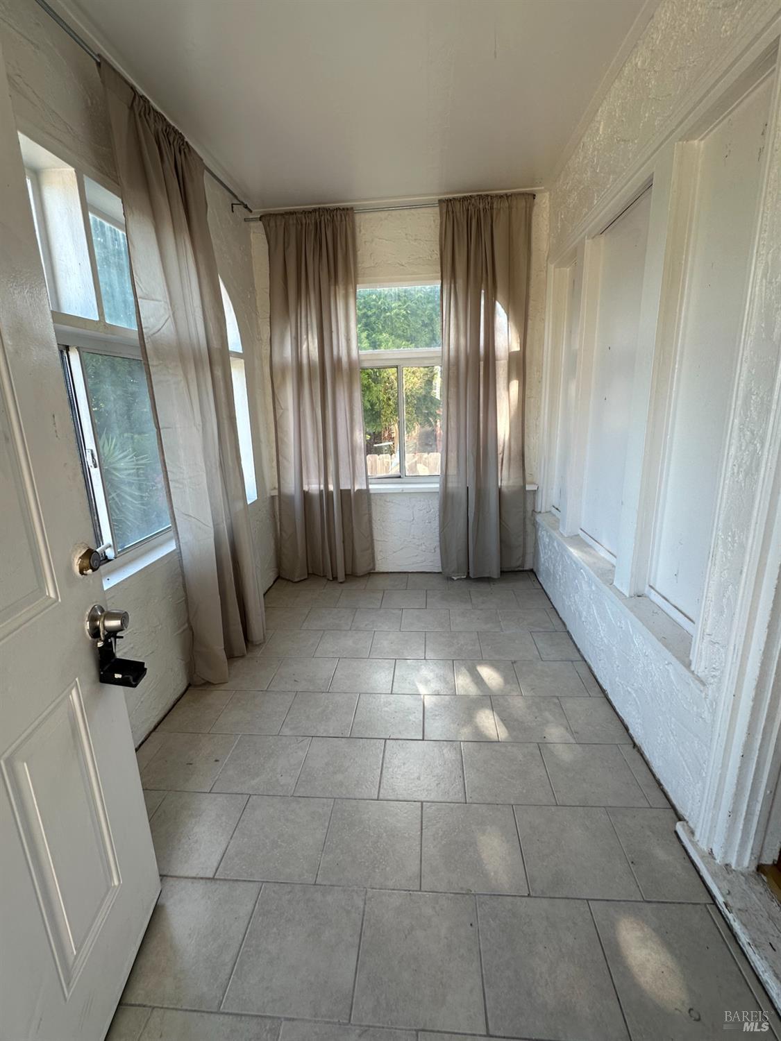 Detail Gallery Image 4 of 27 For 942 Benicia Rd, Vallejo,  CA 94591 - 3 Beds | 1/1 Baths