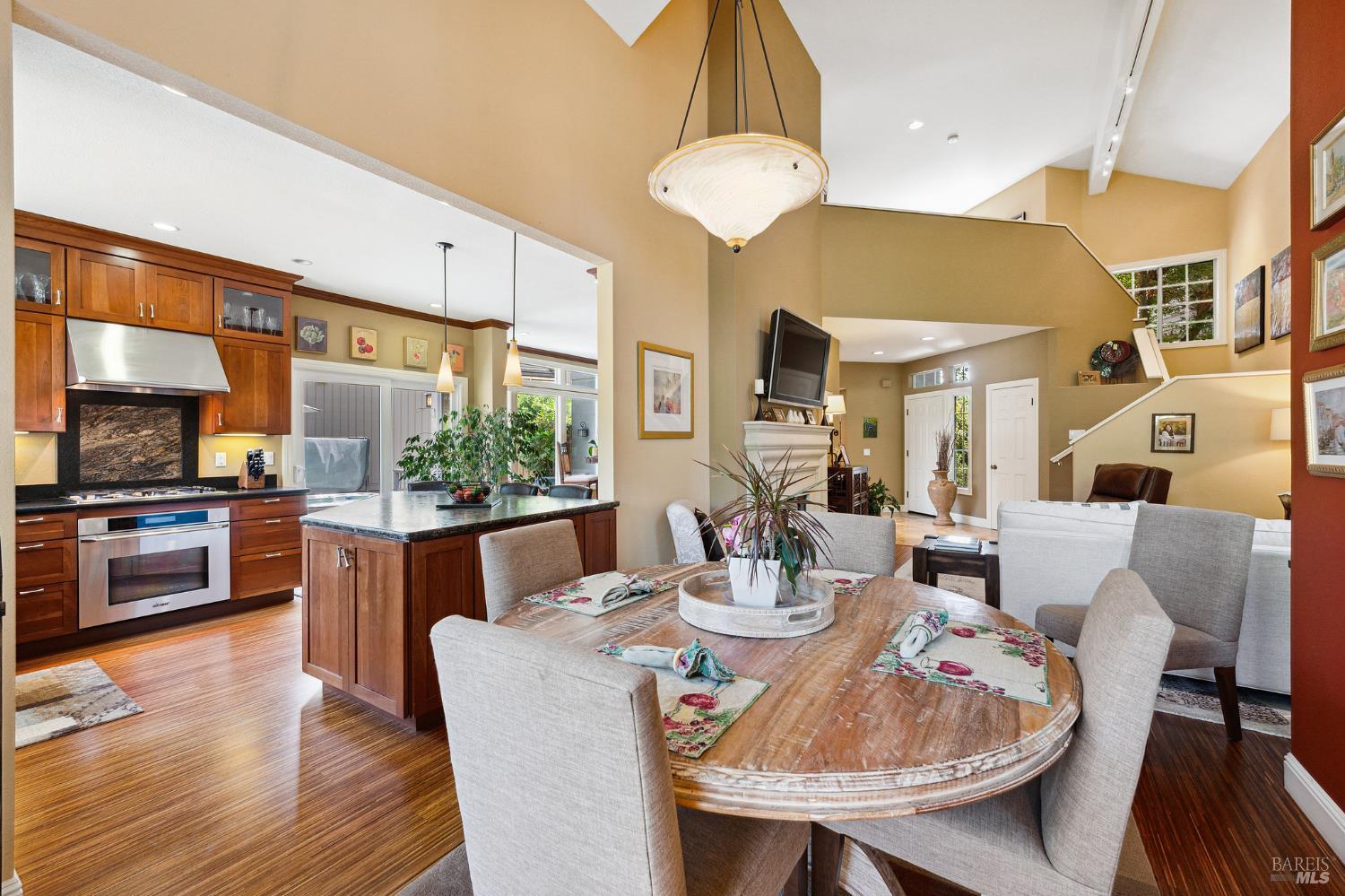 Detail Gallery Image 10 of 34 For 12 Birnam Wood Ct, Petaluma,  CA 94954 - 3 Beds | 2/1 Baths