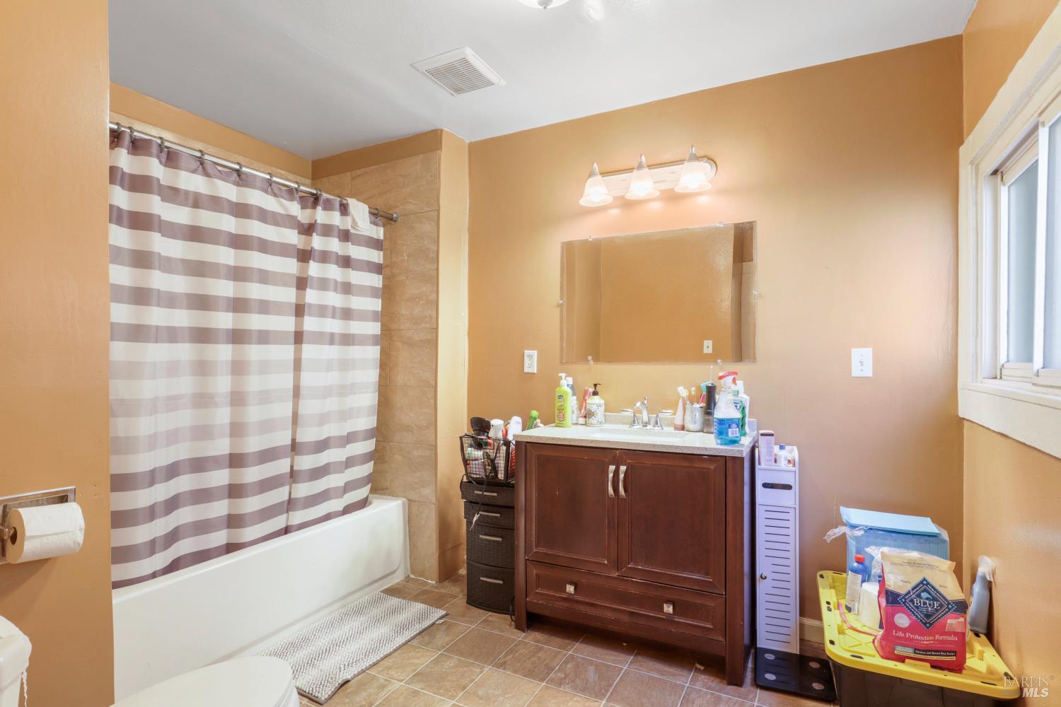 Detail Gallery Image 6 of 17 For 25 Redding Pl, Oakland,  CA 94619 - 4 Beds | 2 Baths