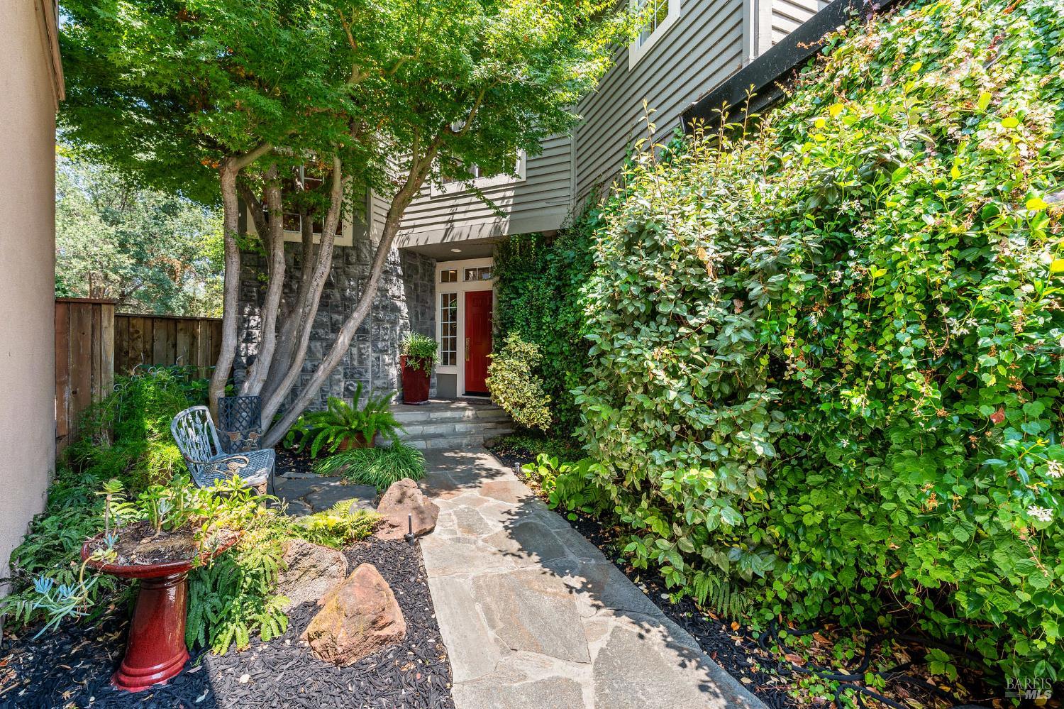 Detail Gallery Image 3 of 34 For 12 Birnam Wood Ct, Petaluma,  CA 94954 - 3 Beds | 2/1 Baths