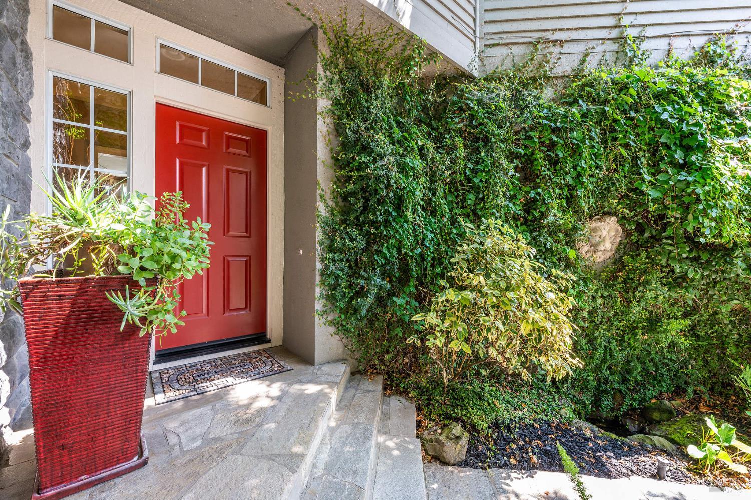 Detail Gallery Image 5 of 34 For 12 Birnam Wood Ct, Petaluma,  CA 94954 - 3 Beds | 2/1 Baths