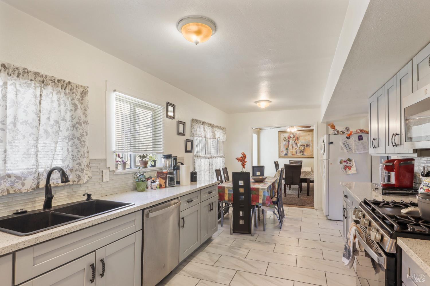 Detail Gallery Image 9 of 17 For 25 Redding Pl, Oakland,  CA 94619 - 4 Beds | 2 Baths