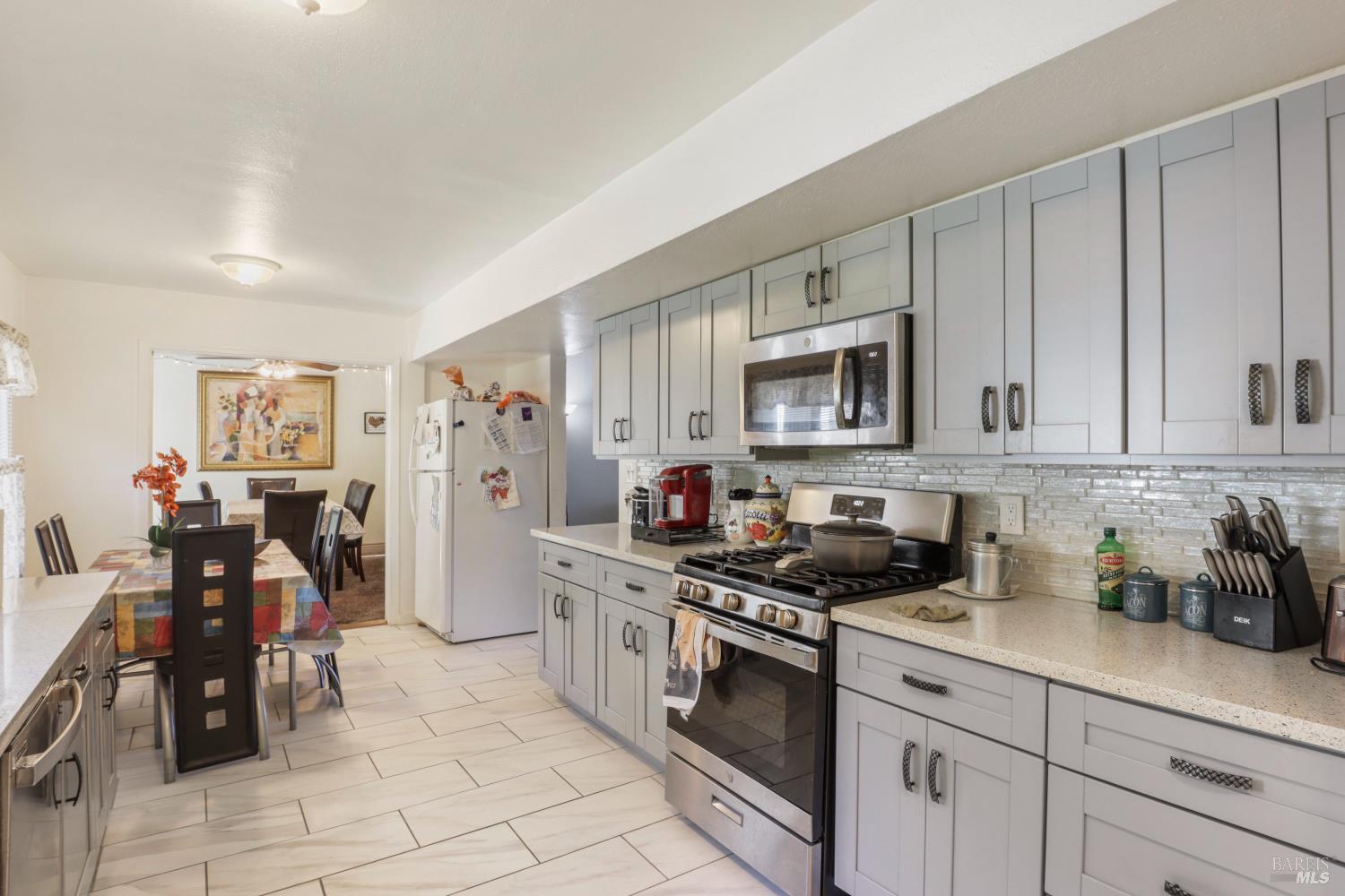 Detail Gallery Image 8 of 17 For 25 Redding Pl, Oakland,  CA 94619 - 4 Beds | 2 Baths