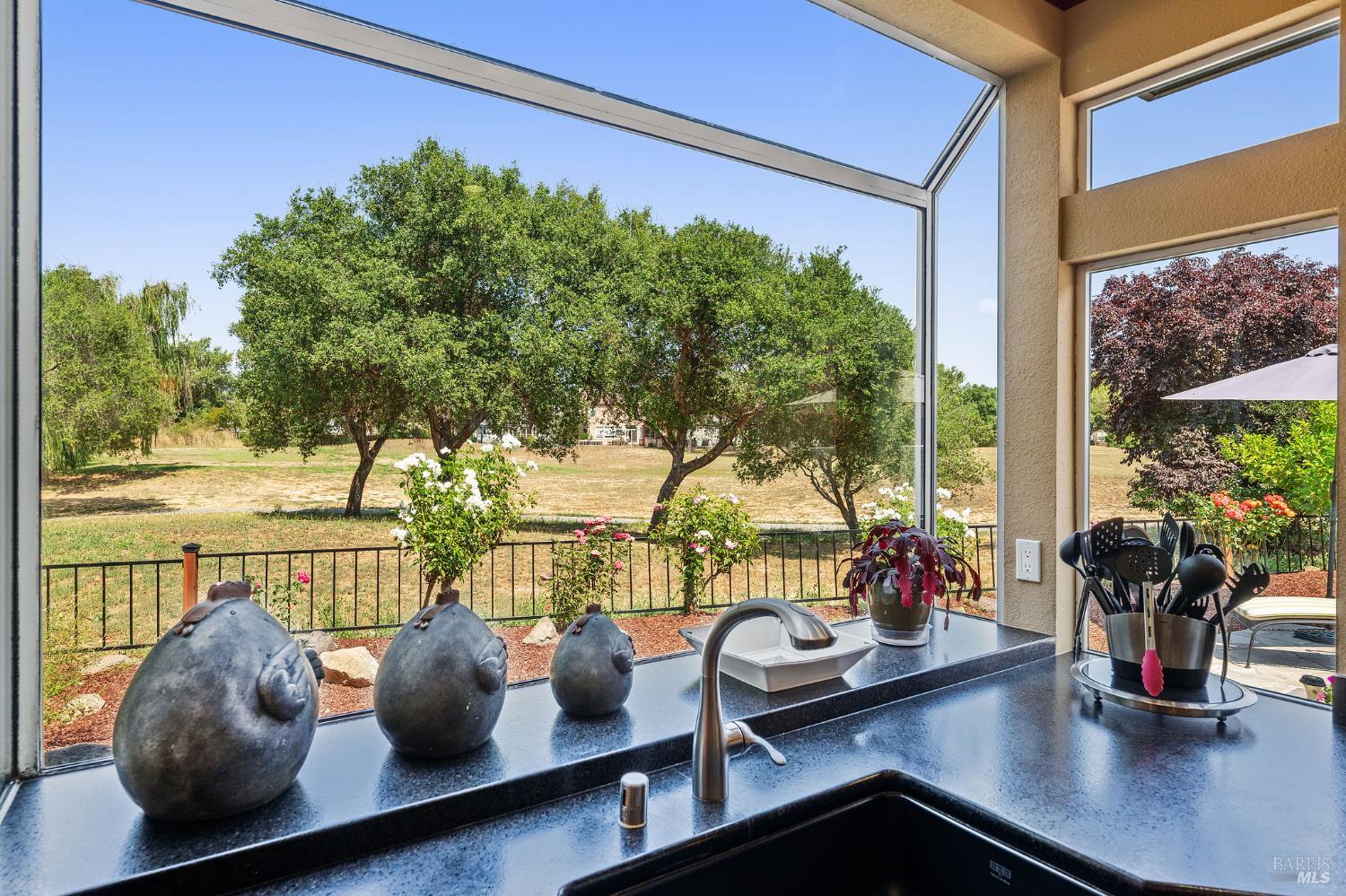 Detail Gallery Image 14 of 34 For 12 Birnam Wood Ct, Petaluma,  CA 94954 - 3 Beds | 2/1 Baths