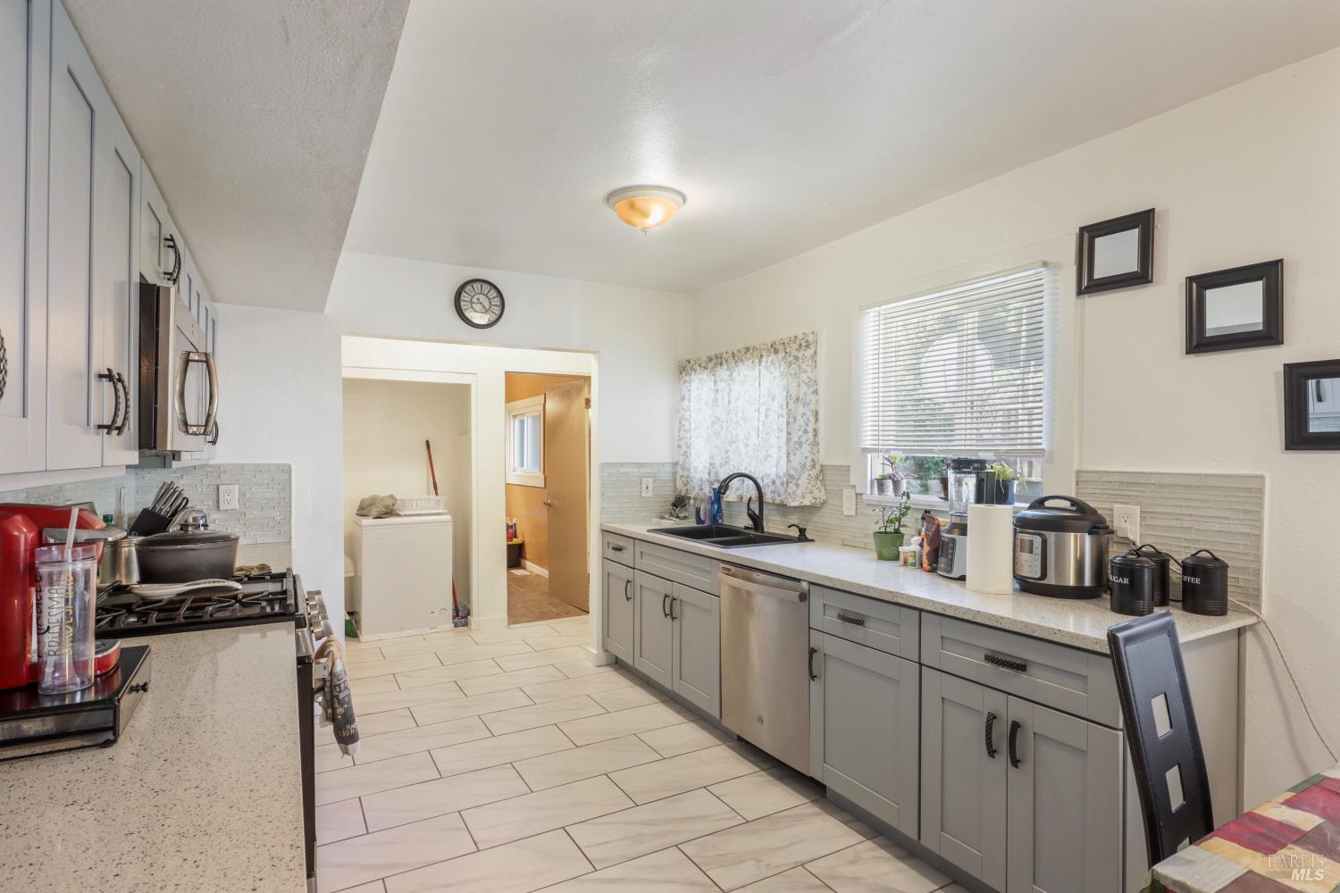 Detail Gallery Image 7 of 17 For 25 Redding Pl, Oakland,  CA 94619 - 4 Beds | 2 Baths
