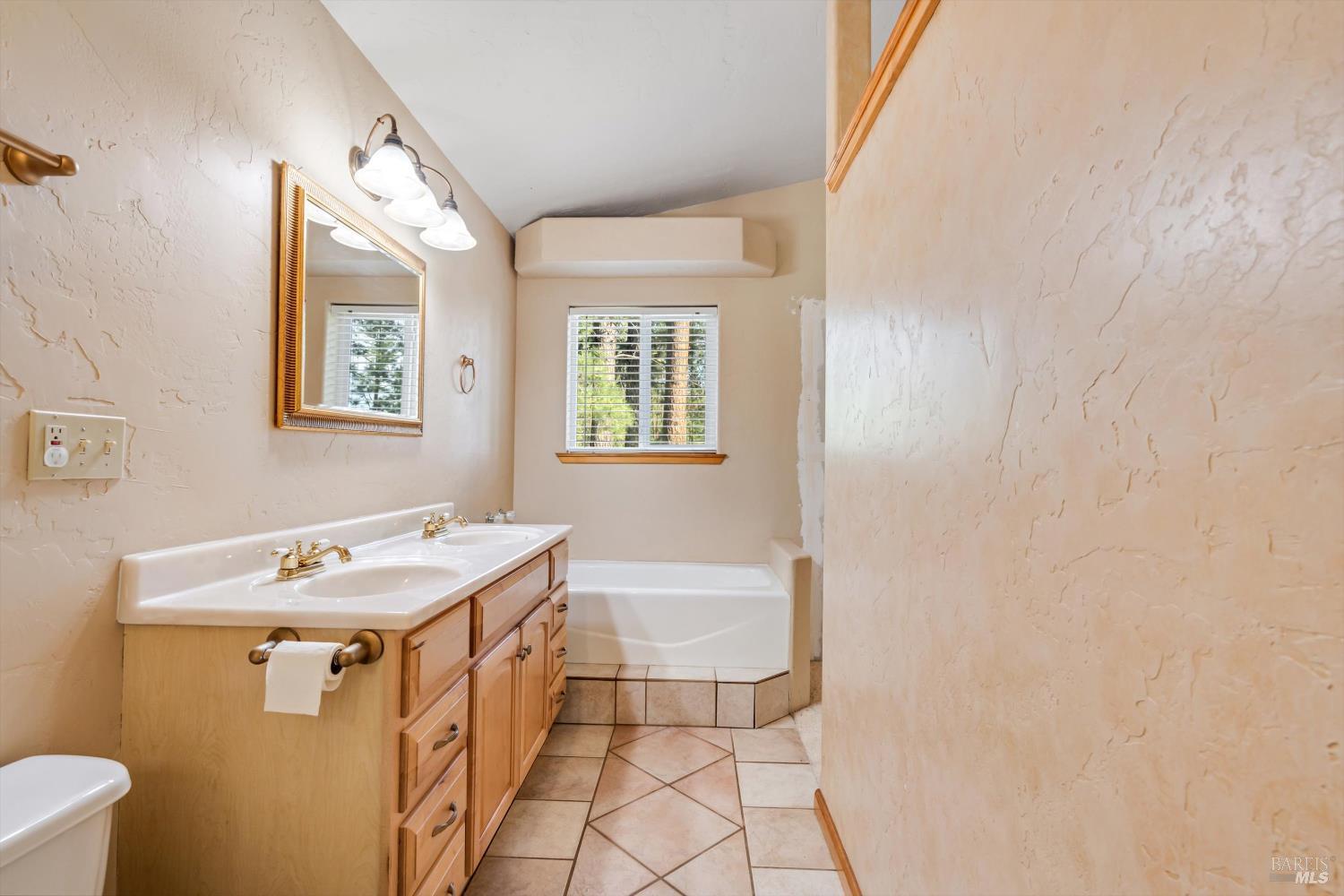 Detail Gallery Image 29 of 44 For 9925 Oro Fino Rd, Fort Jones,  CA 96032 - 3 Beds | 3 Baths